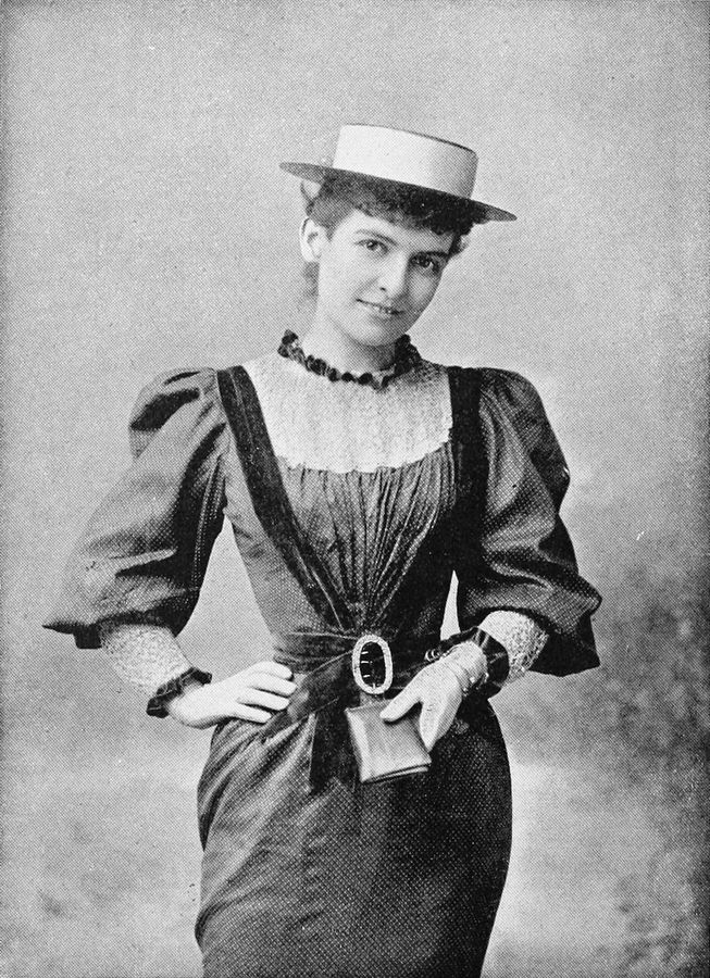 Annie Lewis 001
