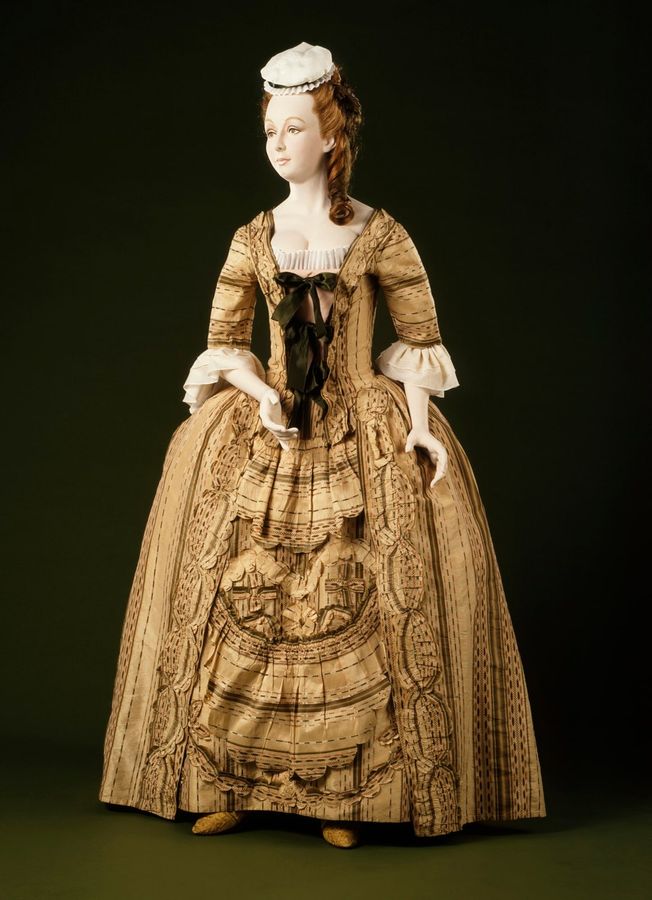 Woman's Robe à l'anglaise (Close-bodied Gown) (image 1 of 2)