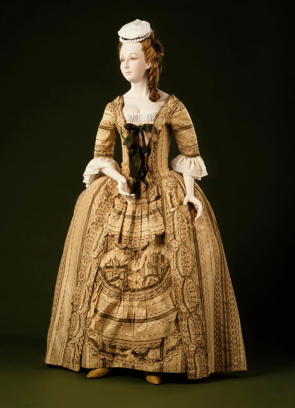 Woman's Robe à l'anglaise (Close-bodied Gown) (image 1 of 2)