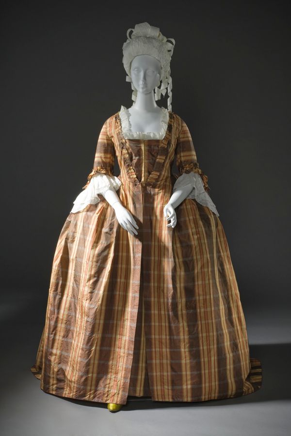 Robe à la française (image 1 of 3)