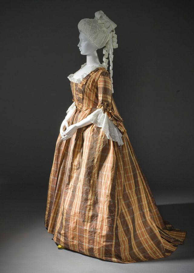 Robe à la française (image 3 of 3)