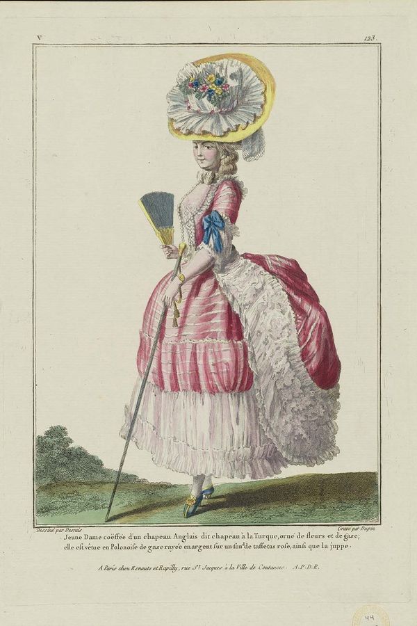 French : Jeune Dame coëffée d’un chapeau Anglais dit chapeau à la Turque, orné de fleurs et de gaze; elle est vêtue en Polonoise de gaze rayée en argent sur un fond de taffetas rose, ainsi que la juppe.