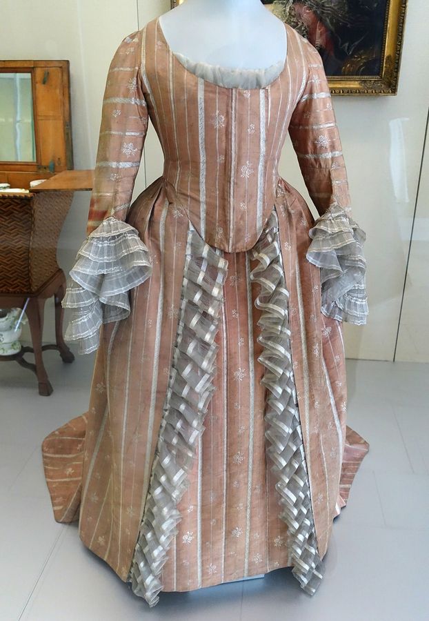 Gown (Robe a l'anglaise), c. 1775, brocaded silk, gauze ruffles added on neckline - Germanisches Nationalmuseum - Nuremberg, Germany - DSC02719