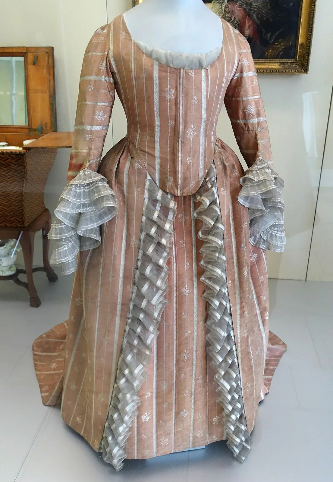Gown (Robe a l'anglaise), c. 1775, brocaded silk, gauze ruffles added on neckline - Germanisches Nationalmuseum - Nuremberg, Germany - DSC02719