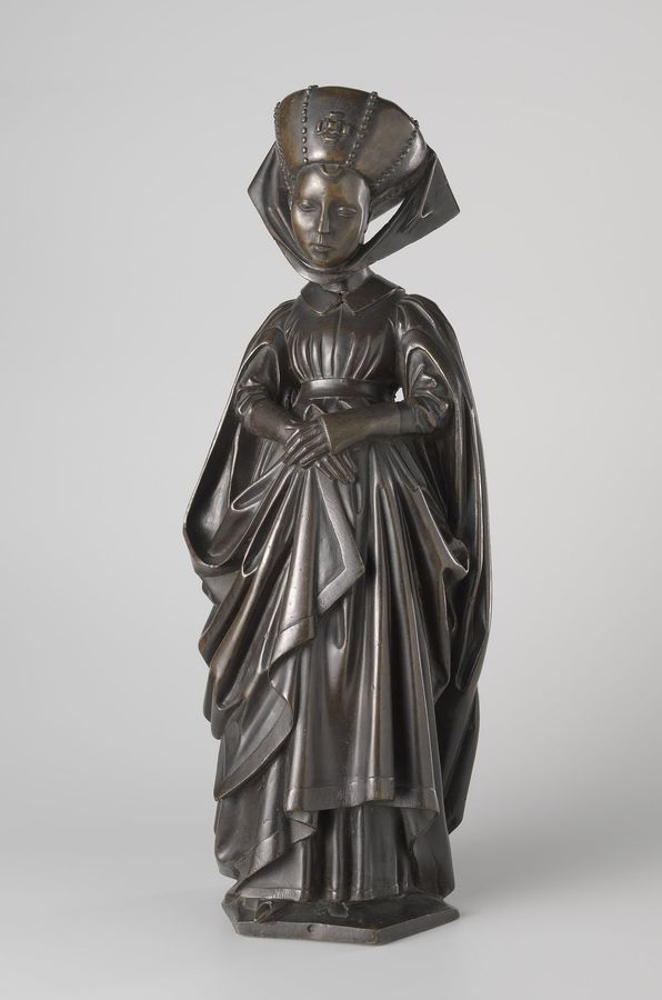 Tien pleurants van het praalgraf van Isabella van Bourbon. Pleurant gekleed in houppelande en een tulband met parels op haar hoofd, afkomstig van het praalgraf van Isabella van Bourbon (1436-1465)