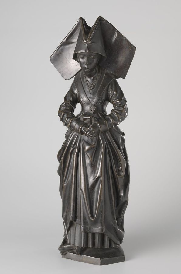 Tien pleurants van het praalgraf van Isabella van Bourbon. Pleurant met grote linnen kap, afkomstig van het praalgraf van Isabella van Bourbon (1436-1465)