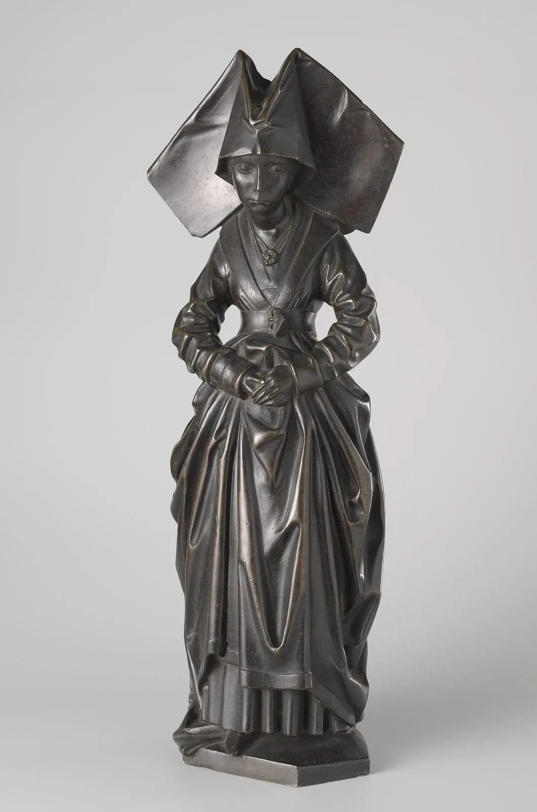 Tien pleurants van het praalgraf van Isabella van Bourbon. Pleurant met grote linnen kap, afkomstig van het praalgraf van Isabella van Bourbon (1436-1465)
