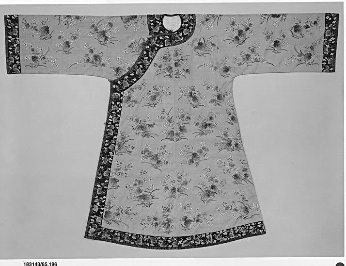Woman's Informal Robe with Pattern of Begonias