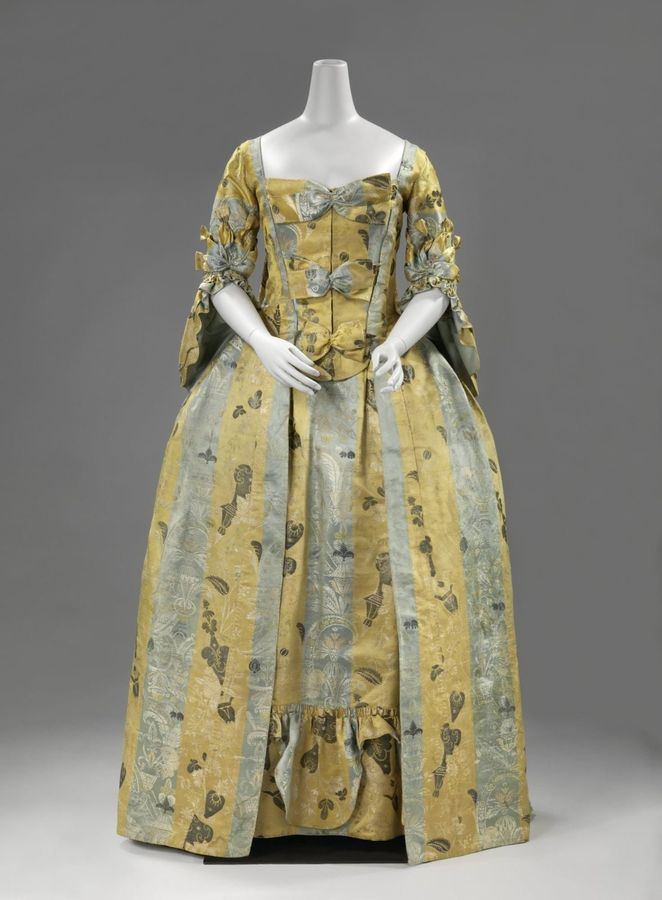 Overjapon met rok of robe à la française