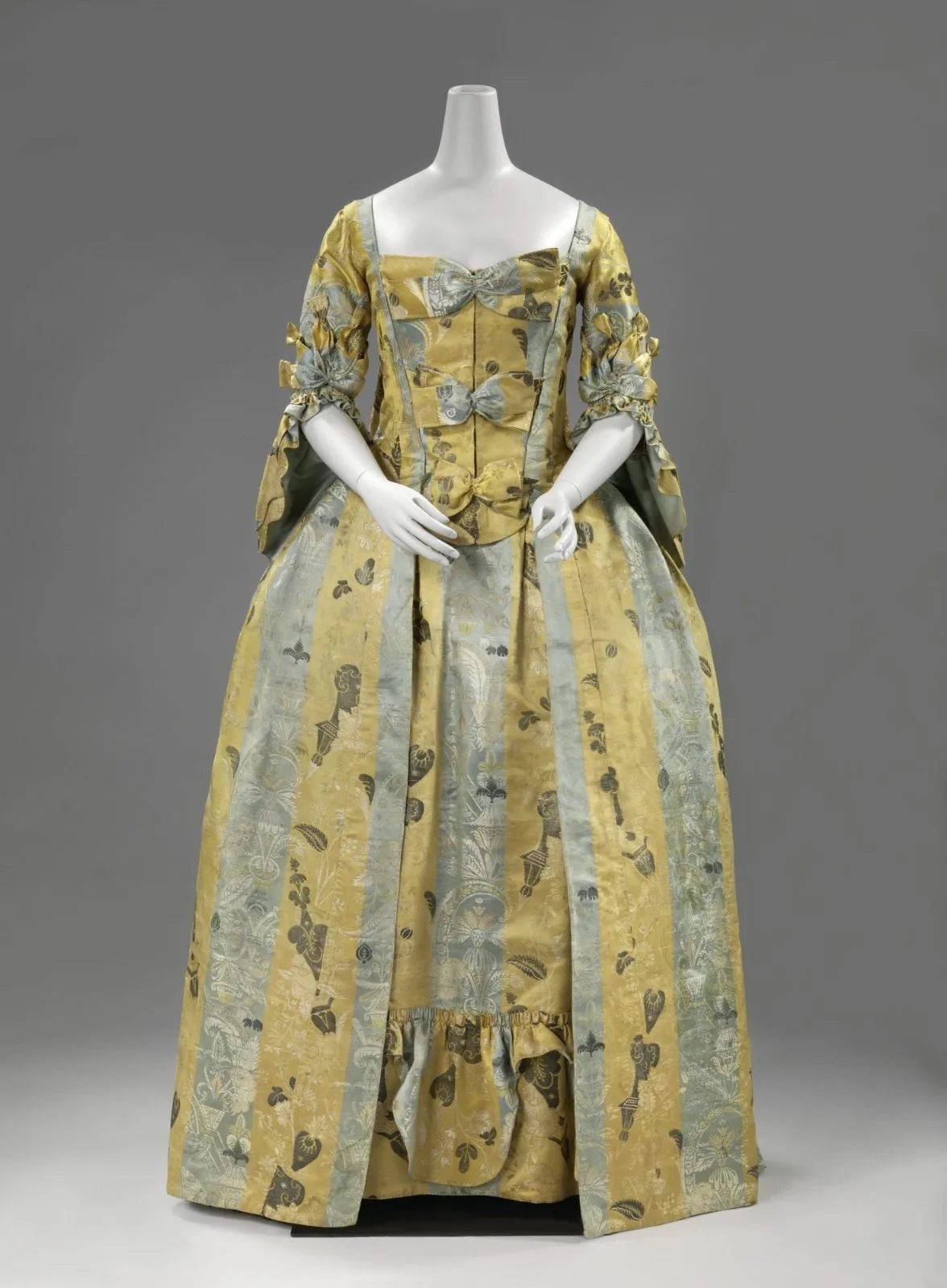 Overjapon met rok of robe à la française