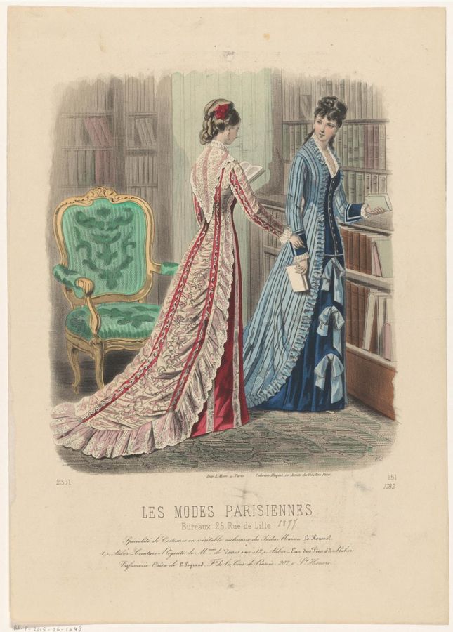 Twee vrouwen in een bibliotheek